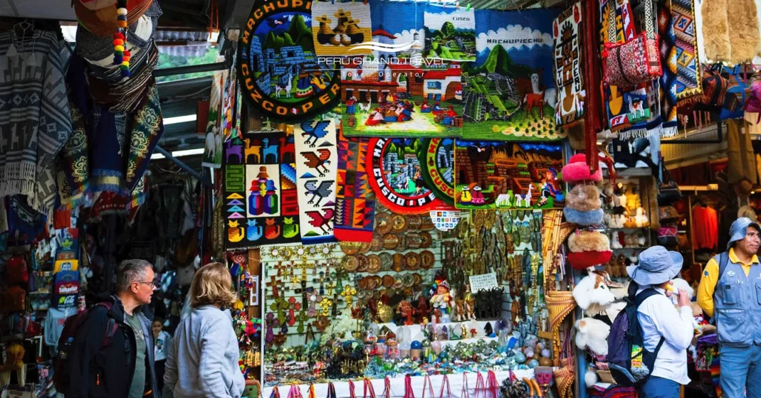 turistas comprando souvenirs en cusco