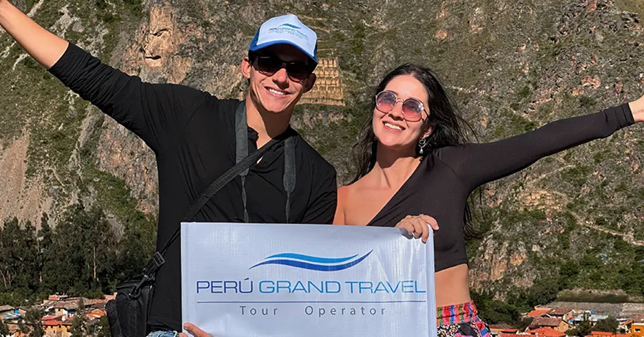 Turistas de la agencia Peru Grand Travel en ollantaytambo con los paquetes turisticos cusco