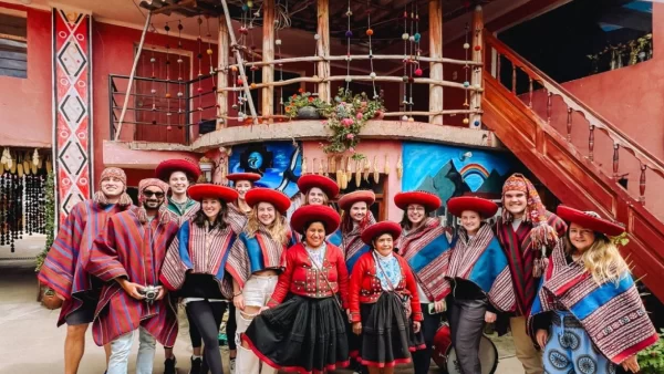 turistas-con-poncho-tradicional-de-chincheros-cusco