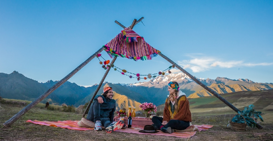 turistas-realizando-un-picnic-en-valle-sagrado-cusco