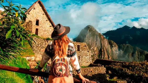 las mejores vacaciones en machu picchu, vista de la casa del guardian y las montañas de machu picchu