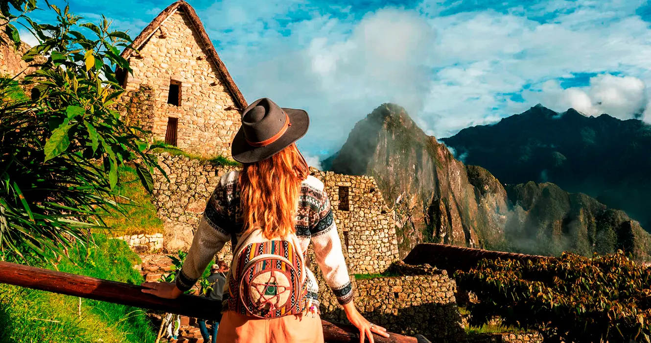 las mejores vacaciones en machu picchu, vista de la casa del guardian y las montañas de machu picchu