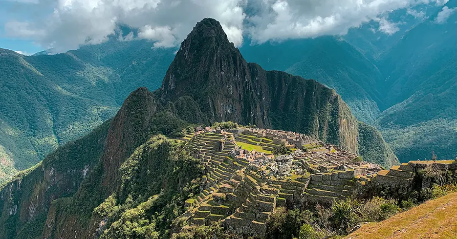 Valle sagrado y Machu Picchu en cusco, con una vista increíble de las montañas que rodean la ciudadela inca