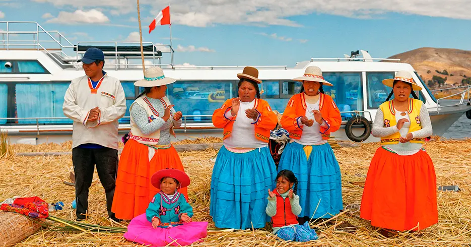 Consejos útiles para viajar a Puno y disfrutar al máximo 6 Familia de taquile en puno