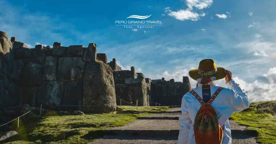 viajero visitando sacsayhuaman