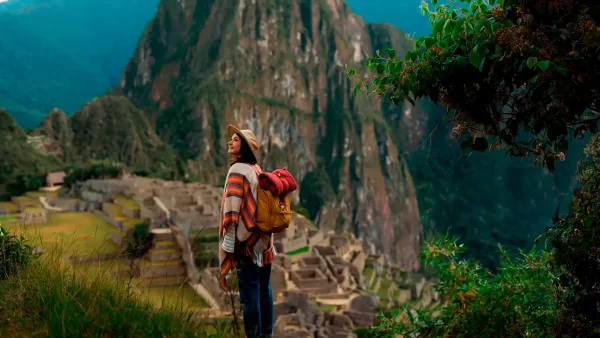 Turista en su visita a machu picchu, contemplando el paisaje alrededor de machu picchu