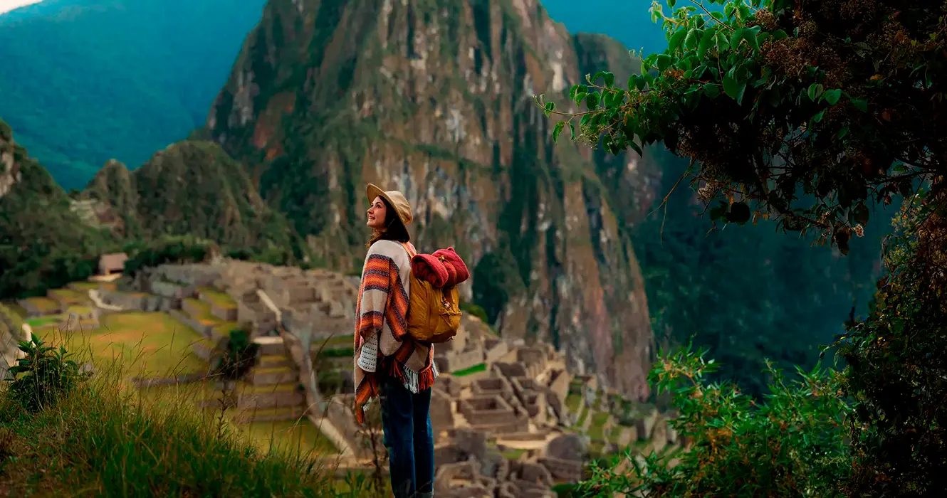 Turista en su visita a machu picchu, contemplando el paisaje alrededor de machu picchu