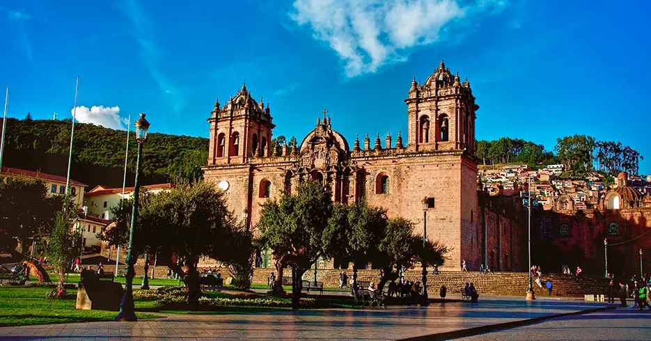 catedral en la plaza de armas Cusco