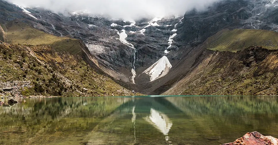Un Viaje a la Laguna Humantay Cusco: Guía Completa para Aventureros 2026 7 Vista despejada de la laguna humantay cusco, en la parte de arriba se puede ver montañas con nieve