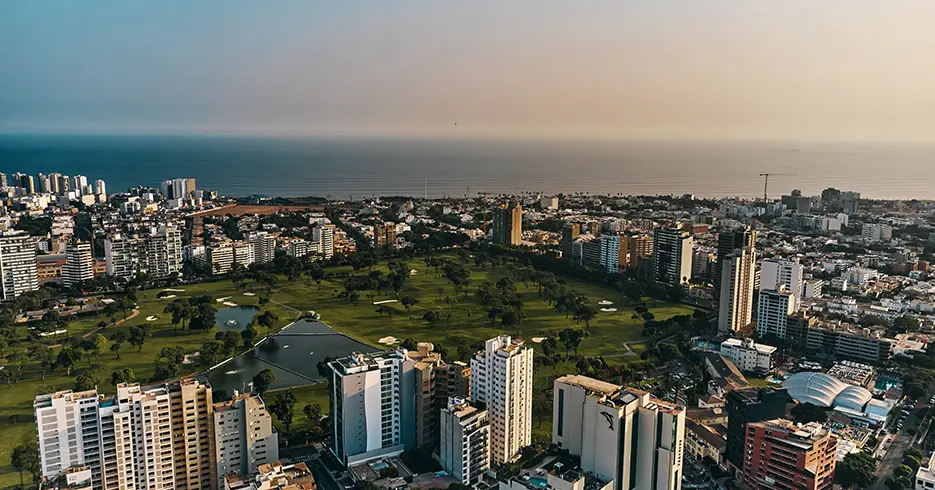 Qué visitar en Lima: lo mejor de la ciudad 7 distrito de San Isidro con varios edificios y la vista del mar