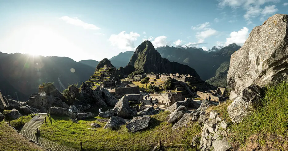 vista panoramica de la ciudadela inca, vista de la cantera de piedras, un camino y las construcciones incas al fondo