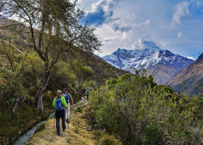 Camino a Salkantay con grupo de personas