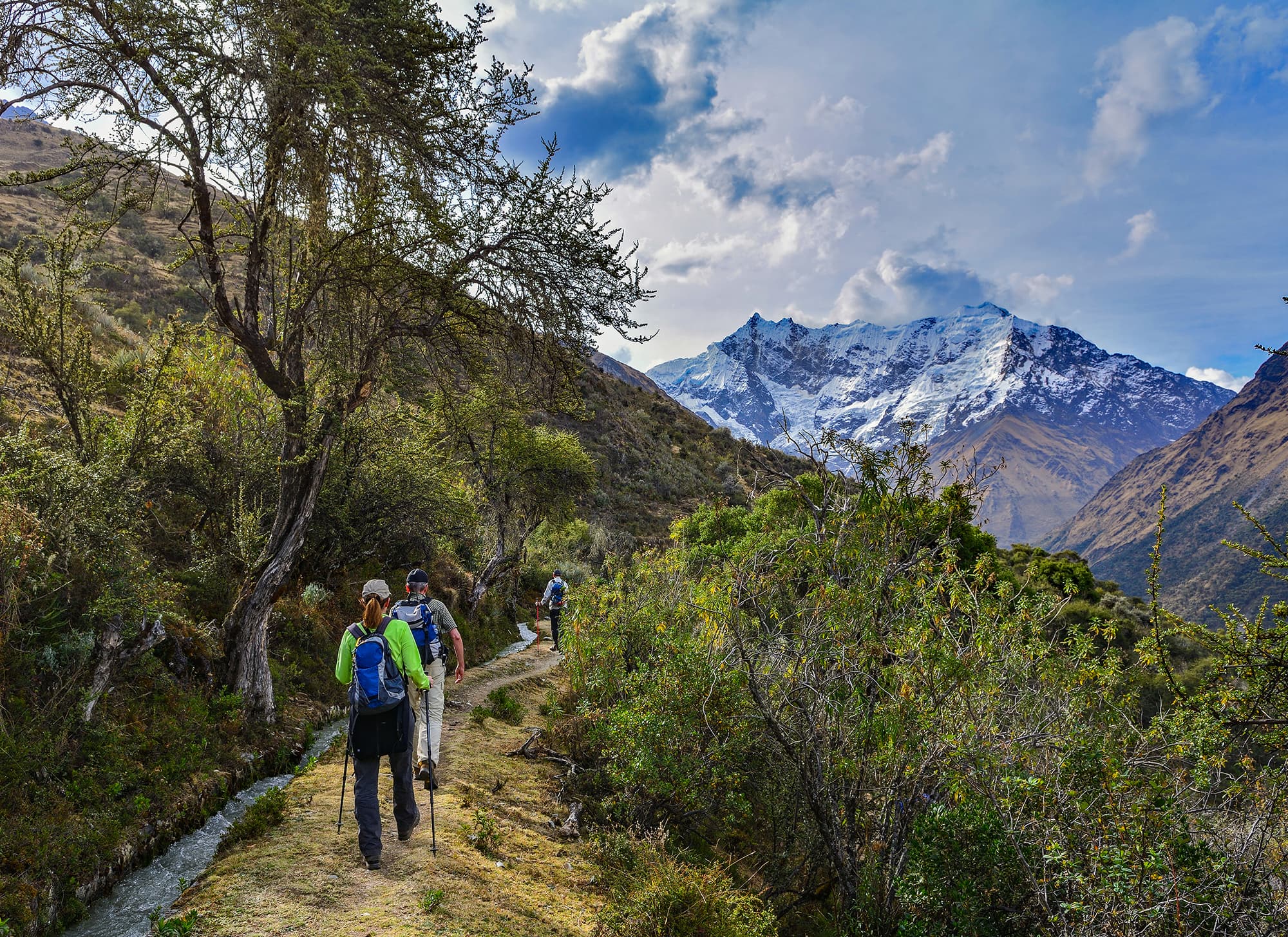 Camino a Salkantay con grupo de personas
