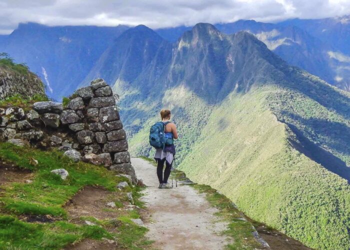 Una persona en el Camino Inca