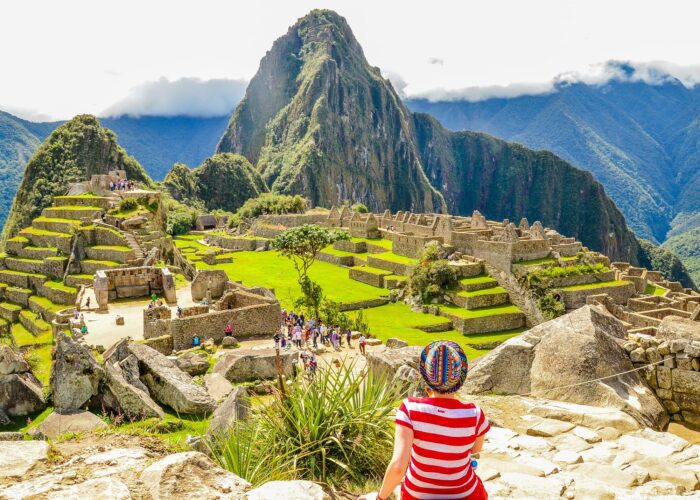 Machu Picchu y una persona sentada