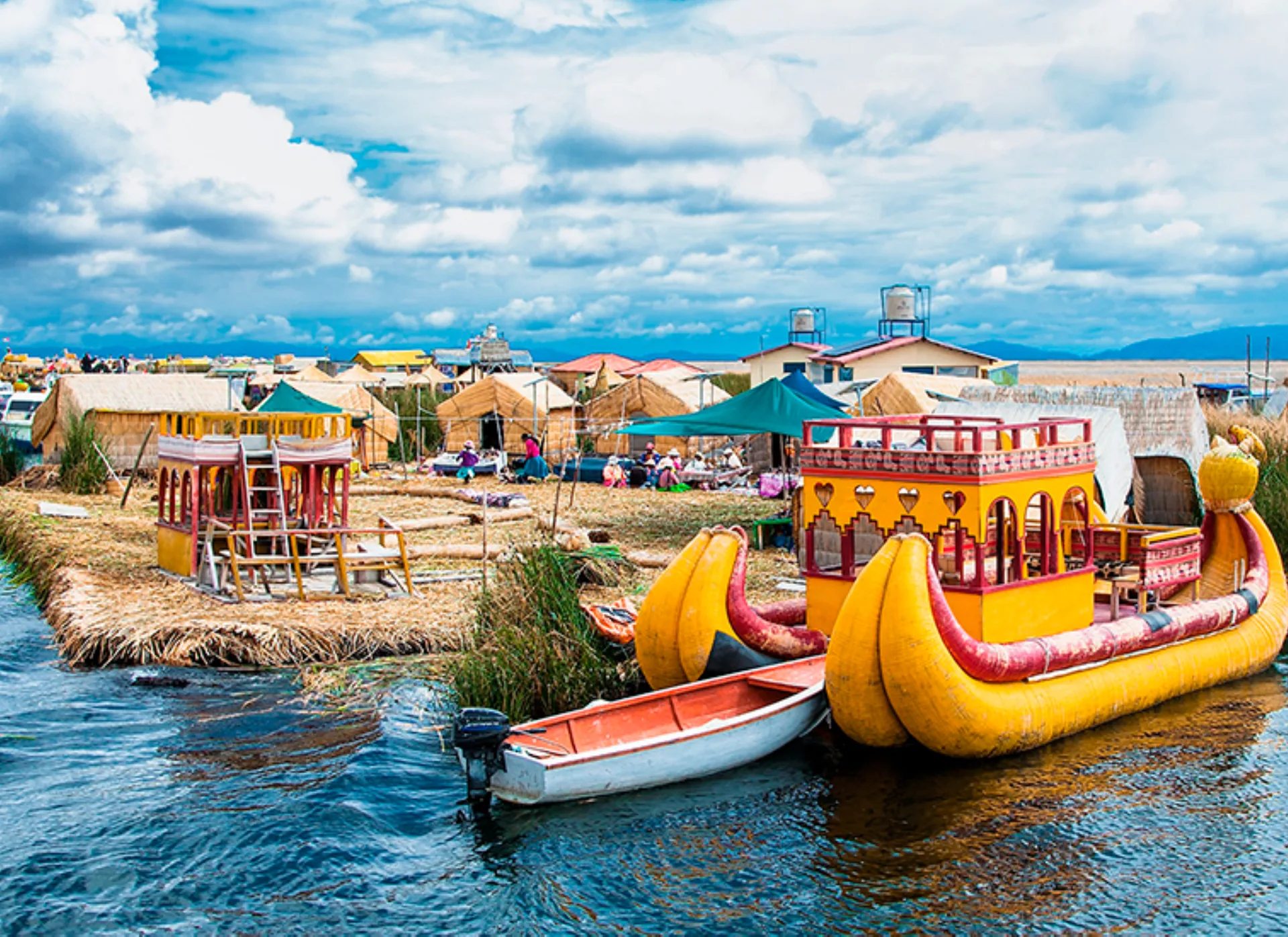 Islas de los uros en puno parte del tour Perú Maravilloso 12 días