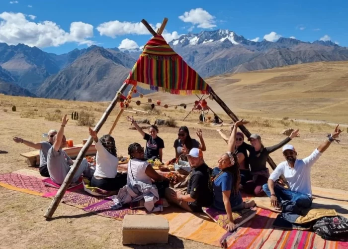 Picnic - almuerzo en el valle sagrado con llamas, parte del tour Mágica experiencia Machu Picchu, almuerzo Picnic con llamas 7 días