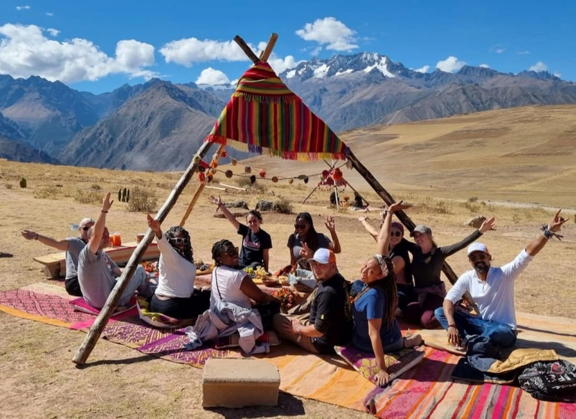 Picnic - almuerzo en el valle sagrado con llamas, parte del tour Mágica experiencia Machu Picchu, almuerzo Picnic con llamas 7 días